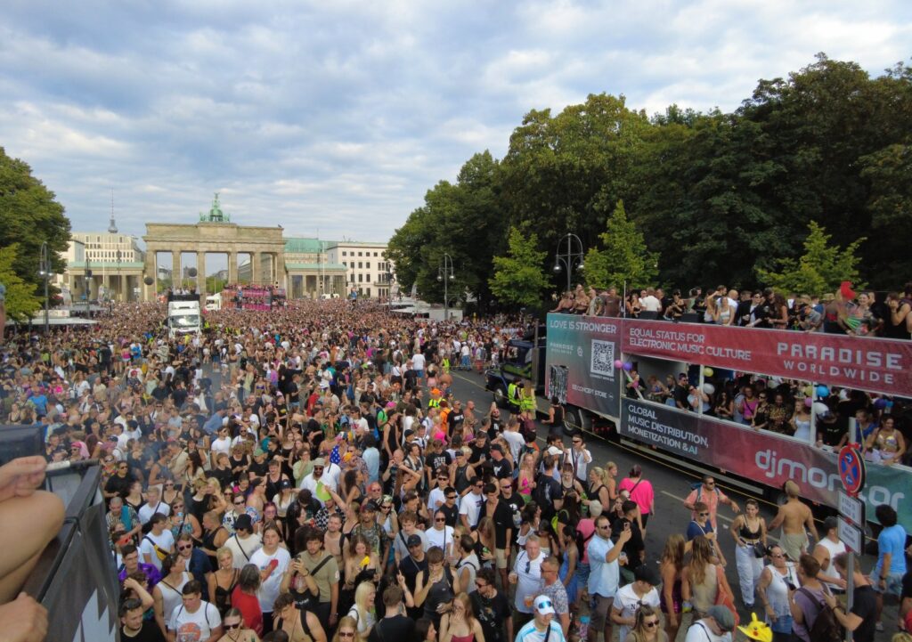 Rave The Planet Parade - Loveparade Brandenburger Tor